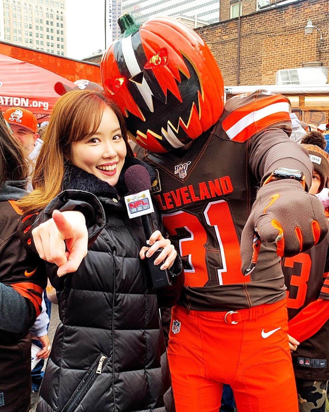 メロディー・モリタさんのインスタグラム写真 - (メロディー・モリタInstagram)「My NFL report aired across three weeks on TV in Japan!📺🎥 This time, I traveled to Cleveland to film with the one and only @pumpkinnation!!🙌✨ I was in absolute awe of the tremendous amount of love and support he had for the Browns, and the atmosphere on game day made me forget that I was there for filming because I was having such a blast😆 Thank you SO much to everyone who was a part of this! You guys were all so kind and welcoming!!🙏 There's also just one Japanese coach in the entire NFL, and I conducted a one-on-one interview with him! It's always great to hear other peoples' journeys on how they got to where they are today + some BTS episodes with the team & players.🏈 I can't believe how fast this year has gone by... Super Bowl is going to be here in no time😱 really looking forward to a lot of exciting things coming up soon next year!!⭐️ * 「オードリーのNFL倶楽部」では、３週に渡りメロディーモリタのNFL現地リポートがオンエアされました!!✨ * 今回訪れたのは、ブラウンズが拠点とするクリーブランド。NFLには各チームに名物ファンがいますが、街の人々にも選手にも深く愛されている有名なPumpkinheadさんに密着取材をさせていただきました！隅から隅までブラウンズ一色のご自宅訪問、巨大トレーラー、試合当日の大盛り上がりパーティーの様子まで💡ファンの皆さんが本当に温かく迎え入れて下さり、私も撮影であることをすっかり忘れて久しぶりのブラウンズの勝利に大興奮でした！😃 * そしてブラウンズには、NFLで唯一の日本人コーチもいらっしゃるんです！NFLに携わることになったきっかけ、選手やチーム内の事情など、インタビューを通して貴重なお話をたくさん聞かせていただきました。 * NFLは、これからスーパーボウルに向けて更に更に盛り上がります。今期はどんな感動が待っているのか、今からドキドキ楽しみです‼️ #NFL #NFLClub #pumpkinhead #pumpkinnation #thankyou」12月30日 6時59分 - melodeemorita
