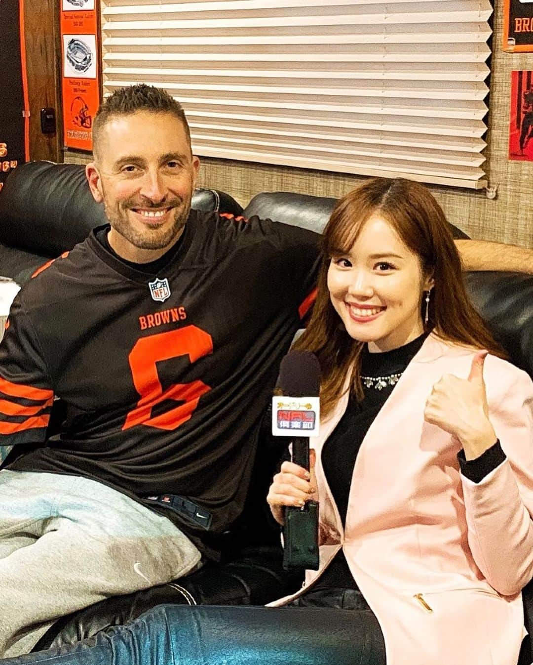 メロディー・モリタさんのインスタグラム写真 - (メロディー・モリタInstagram)「My NFL report aired across three weeks on TV in Japan!📺🎥 This time, I traveled to Cleveland to film with the one and only @pumpkinnation!!🙌✨ I was in absolute awe of the tremendous amount of love and support he had for the Browns, and the atmosphere on game day made me forget that I was there for filming because I was having such a blast😆 Thank you SO much to everyone who was a part of this! You guys were all so kind and welcoming!!🙏 There's also just one Japanese coach in the entire NFL, and I conducted a one-on-one interview with him! It's always great to hear other peoples' journeys on how they got to where they are today + some BTS episodes with the team & players.🏈 I can't believe how fast this year has gone by... Super Bowl is going to be here in no time😱 really looking forward to a lot of exciting things coming up soon next year!!⭐️ * 「オードリーのNFL倶楽部」では、３週に渡りメロディーモリタのNFL現地リポートがオンエアされました!!✨ * 今回訪れたのは、ブラウンズが拠点とするクリーブランド。NFLには各チームに名物ファンがいますが、街の人々にも選手にも深く愛されている有名なPumpkinheadさんに密着取材をさせていただきました！隅から隅までブラウンズ一色のご自宅訪問、巨大トレーラー、試合当日の大盛り上がりパーティーの様子まで💡ファンの皆さんが本当に温かく迎え入れて下さり、私も撮影であることをすっかり忘れて久しぶりのブラウンズの勝利に大興奮でした！😃 * そしてブラウンズには、NFLで唯一の日本人コーチもいらっしゃるんです！NFLに携わることになったきっかけ、選手やチーム内の事情など、インタビューを通して貴重なお話をたくさん聞かせていただきました。 * NFLは、これからスーパーボウルに向けて更に更に盛り上がります。今期はどんな感動が待っているのか、今からドキドキ楽しみです‼️ #NFL #NFLClub #pumpkinhead #pumpkinnation #thankyou」12月30日 6時59分 - melodeemorita