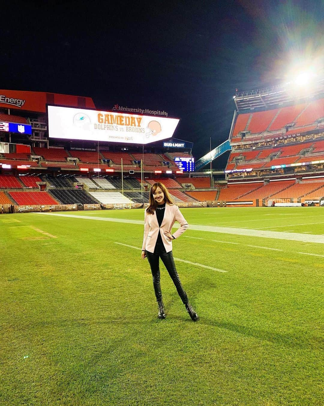 メロディー・モリタさんのインスタグラム写真 - (メロディー・モリタInstagram)「My NFL report aired across three weeks on TV in Japan!📺🎥 This time, I traveled to Cleveland to film with the one and only @pumpkinnation!!🙌✨ I was in absolute awe of the tremendous amount of love and support he had for the Browns, and the atmosphere on game day made me forget that I was there for filming because I was having such a blast😆 Thank you SO much to everyone who was a part of this! You guys were all so kind and welcoming!!🙏 There's also just one Japanese coach in the entire NFL, and I conducted a one-on-one interview with him! It's always great to hear other peoples' journeys on how they got to where they are today + some BTS episodes with the team & players.🏈 I can't believe how fast this year has gone by... Super Bowl is going to be here in no time😱 really looking forward to a lot of exciting things coming up soon next year!!⭐️ * 「オードリーのNFL倶楽部」では、３週に渡りメロディーモリタのNFL現地リポートがオンエアされました!!✨ * 今回訪れたのは、ブラウンズが拠点とするクリーブランド。NFLには各チームに名物ファンがいますが、街の人々にも選手にも深く愛されている有名なPumpkinheadさんに密着取材をさせていただきました！隅から隅までブラウンズ一色のご自宅訪問、巨大トレーラー、試合当日の大盛り上がりパーティーの様子まで💡ファンの皆さんが本当に温かく迎え入れて下さり、私も撮影であることをすっかり忘れて久しぶりのブラウンズの勝利に大興奮でした！😃 * そしてブラウンズには、NFLで唯一の日本人コーチもいらっしゃるんです！NFLに携わることになったきっかけ、選手やチーム内の事情など、インタビューを通して貴重なお話をたくさん聞かせていただきました。 * NFLは、これからスーパーボウルに向けて更に更に盛り上がります。今期はどんな感動が待っているのか、今からドキドキ楽しみです‼️ #NFL #NFLClub #pumpkinhead #pumpkinnation #thankyou」12月30日 6時59分 - melodeemorita