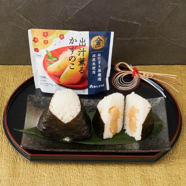 ローソン さんのインスタグラム写真 - (ローソン Instagram)「「金しゃりおにぎり 出汁薫るかずのこ」発売中♪かずのこが入ったお正月らしいおにぎりです(^^) #ローソン #LAWSON #お正月 #新年 #年末年始 #おにぎり #japanesefood #instagood #foodstagram #foodpics」12月30日 7時00分 - akiko_lawson