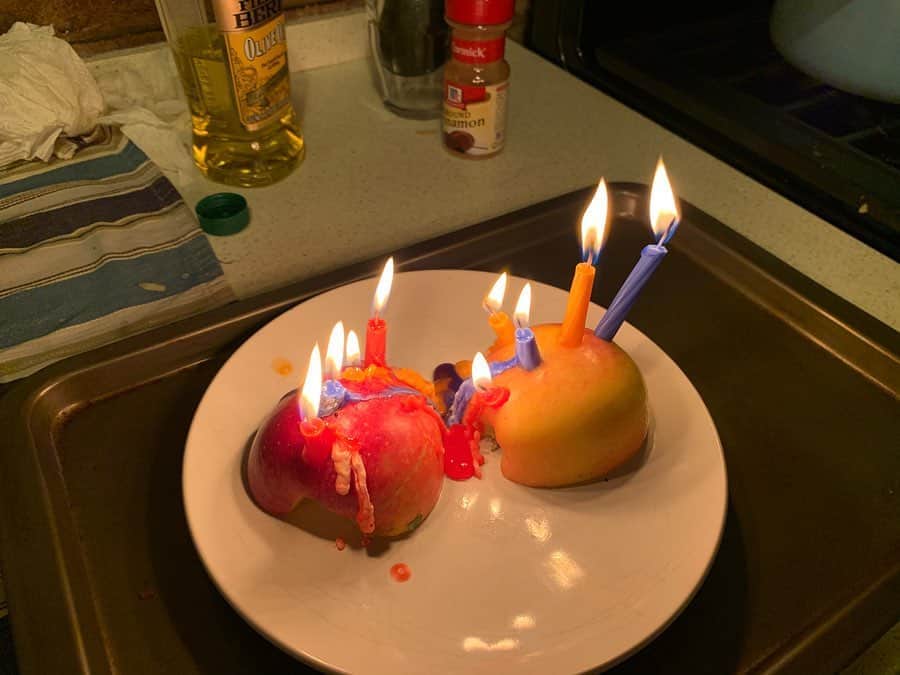 タヴィ・ゲヴィンソンさんのインスタグラム写真 - (タヴィ・ゲヴィンソンInstagram)「⏰ brrring brrring it’s time to #DUMP💩💩💩 the 🕓🕔🕕LATERGRAMS🕖🕗🕘 and tell 2️⃣0️⃣1️⃣9️⃣ to bzzz 🐝 off and 🔙🆙 to make way for FRESH 💉🍖🚼 (blood meat and babies) ALSO: #2 is a menorah #6 is a birthday cake #4 is by @heyalmitra ‼️‼️‼️」12月30日 7時09分 - tavitulle