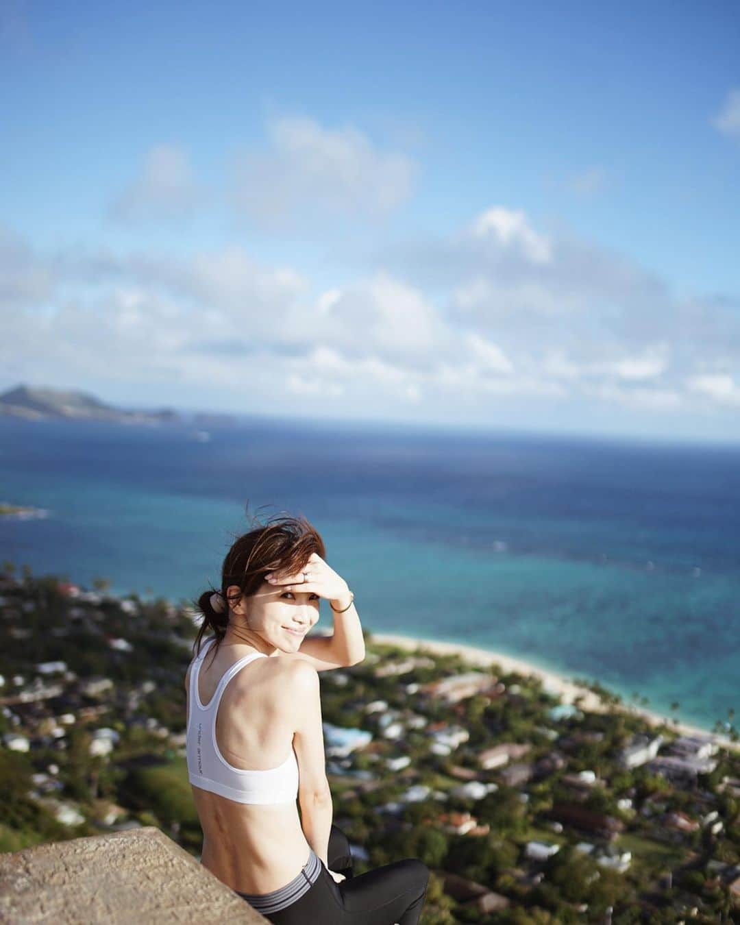 喜田彩子さんのインスタグラム写真 - (喜田彩子Instagram)「﻿ ﻿ Lanikai Pill Box Hike🏔﻿ ﻿ Diamond Headより足元が悪く、頭を使いながら足の置き場を考え登るので、少し大きくなった子供達のたくましい姿を見れました🌿﻿ ﻿ 登った先には素晴らしい絶景✨﻿ Diamond Headに続き、頂上で家族写真も撮ってもらって＾＾！﻿ ﻿ 4.5.6枚目は2年半前のDiamond Head。﻿ 次は “Koko Head” だな🏔﻿ ﻿ ﻿ ﻿ #hawaii #ハワイ #하와이 #waikiki #ワイキキ #オアフ #oahu #aloha #travel #trip #旅行 #여행 #hawaiitrip #冬休み #wintervacation #vacation #여름방학 #子連れHawaii #子連れハワイ #子連れ旅行 #子連れtrip #喜田家の冬休み﻿ #喜田家の冬休み2019 #ayakida_trip﻿ #pillbox #ピルボックス #lanikai #ラニカイ #ラニカイビーチ﻿ ﻿ ﻿ ﻿」12月30日 7時05分 - ayacokida