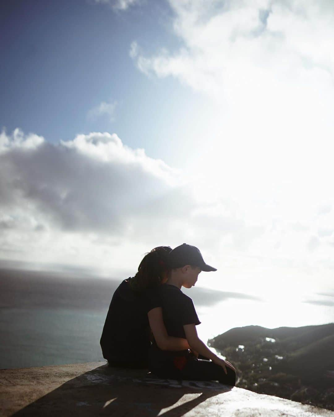 喜田彩子さんのインスタグラム写真 - (喜田彩子Instagram)「﻿ ﻿ Lanikai Pill Box Hike🏔﻿ ﻿ Diamond Headより足元が悪く、頭を使いながら足の置き場を考え登るので、少し大きくなった子供達のたくましい姿を見れました🌿﻿ ﻿ 登った先には素晴らしい絶景✨﻿ Diamond Headに続き、頂上で家族写真も撮ってもらって＾＾！﻿ ﻿ 4.5.6枚目は2年半前のDiamond Head。﻿ 次は “Koko Head” だな🏔﻿ ﻿ ﻿ ﻿ #hawaii #ハワイ #하와이 #waikiki #ワイキキ #オアフ #oahu #aloha #travel #trip #旅行 #여행 #hawaiitrip #冬休み #wintervacation #vacation #여름방학 #子連れHawaii #子連れハワイ #子連れ旅行 #子連れtrip #喜田家の冬休み﻿ #喜田家の冬休み2019 #ayakida_trip﻿ #pillbox #ピルボックス #lanikai #ラニカイ #ラニカイビーチ﻿ ﻿ ﻿ ﻿」12月30日 7時05分 - ayacokida