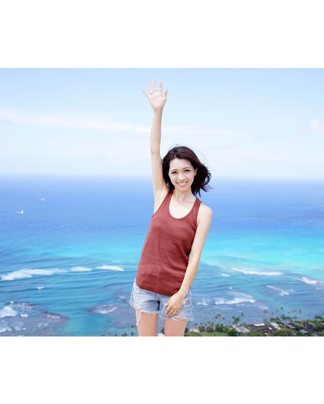 喜田彩子さんのインスタグラム写真 - (喜田彩子Instagram)「﻿ ﻿ Lanikai Pill Box Hike🏔﻿ ﻿ Diamond Headより足元が悪く、頭を使いながら足の置き場を考え登るので、少し大きくなった子供達のたくましい姿を見れました🌿﻿ ﻿ 登った先には素晴らしい絶景✨﻿ Diamond Headに続き、頂上で家族写真も撮ってもらって＾＾！﻿ ﻿ 4.5.6枚目は2年半前のDiamond Head。﻿ 次は “Koko Head” だな🏔﻿ ﻿ ﻿ ﻿ #hawaii #ハワイ #하와이 #waikiki #ワイキキ #オアフ #oahu #aloha #travel #trip #旅行 #여행 #hawaiitrip #冬休み #wintervacation #vacation #여름방학 #子連れHawaii #子連れハワイ #子連れ旅行 #子連れtrip #喜田家の冬休み﻿ #喜田家の冬休み2019 #ayakida_trip﻿ #pillbox #ピルボックス #lanikai #ラニカイ #ラニカイビーチ﻿ ﻿ ﻿ ﻿」12月30日 7時05分 - ayacokida