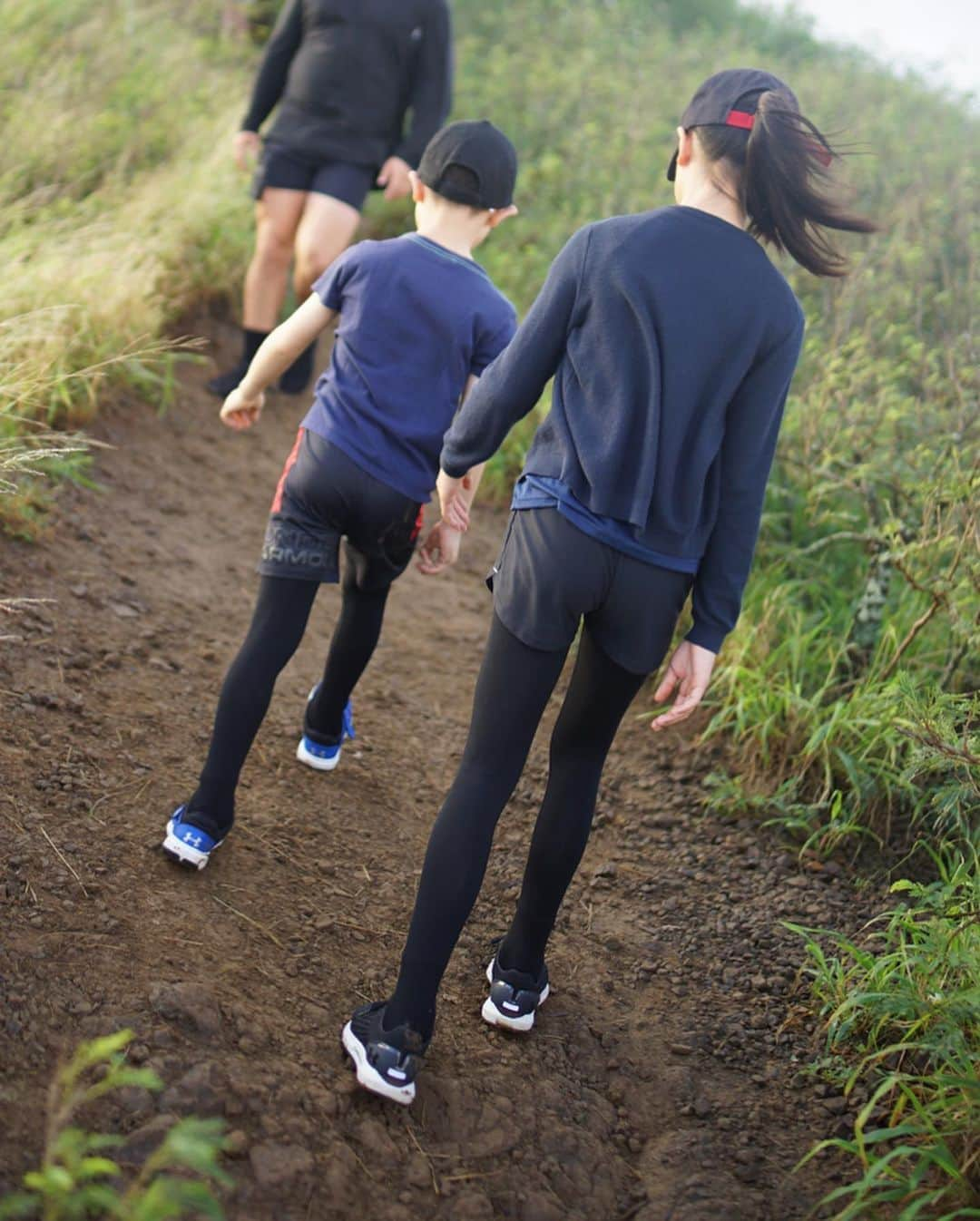 喜田彩子さんのインスタグラム写真 - (喜田彩子Instagram)「﻿ ﻿ Lanikai Pill Box Hike🏔﻿ ﻿ Diamond Headより足元が悪く、頭を使いながら足の置き場を考え登るので、少し大きくなった子供達のたくましい姿を見れました🌿﻿ ﻿ 登った先には素晴らしい絶景✨﻿ Diamond Headに続き、頂上で家族写真も撮ってもらって＾＾！﻿ ﻿ 4.5.6枚目は2年半前のDiamond Head。﻿ 次は “Koko Head” だな🏔﻿ ﻿ ﻿ ﻿ #hawaii #ハワイ #하와이 #waikiki #ワイキキ #オアフ #oahu #aloha #travel #trip #旅行 #여행 #hawaiitrip #冬休み #wintervacation #vacation #여름방학 #子連れHawaii #子連れハワイ #子連れ旅行 #子連れtrip #喜田家の冬休み﻿ #喜田家の冬休み2019 #ayakida_trip﻿ #pillbox #ピルボックス #lanikai #ラニカイ #ラニカイビーチ﻿ ﻿ ﻿ ﻿」12月30日 7時05分 - ayacokida