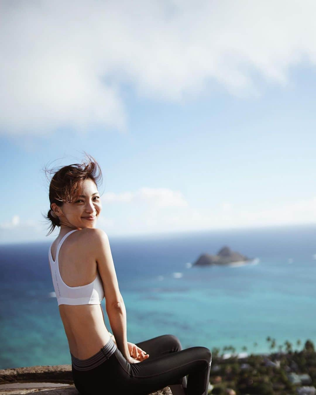 喜田彩子さんのインスタグラム写真 - (喜田彩子Instagram)「﻿ ﻿ Lanikai Pill Box Hike🏔﻿ ﻿ Diamond Headより足元が悪く、頭を使いながら足の置き場を考え登るので、少し大きくなった子供達のたくましい姿を見れました🌿﻿ ﻿ 登った先には素晴らしい絶景✨﻿ Diamond Headに続き、頂上で家族写真も撮ってもらって＾＾！﻿ ﻿ 4.5.6枚目は2年半前のDiamond Head。﻿ 次は “Koko Head” だな🏔﻿ ﻿ ﻿ ﻿ #hawaii #ハワイ #하와이 #waikiki #ワイキキ #オアフ #oahu #aloha #travel #trip #旅行 #여행 #hawaiitrip #冬休み #wintervacation #vacation #여름방학 #子連れHawaii #子連れハワイ #子連れ旅行 #子連れtrip #喜田家の冬休み﻿ #喜田家の冬休み2019 #ayakida_trip﻿ #pillbox #ピルボックス #lanikai #ラニカイ #ラニカイビーチ﻿ ﻿ ﻿ ﻿」12月30日 7時05分 - ayacokida