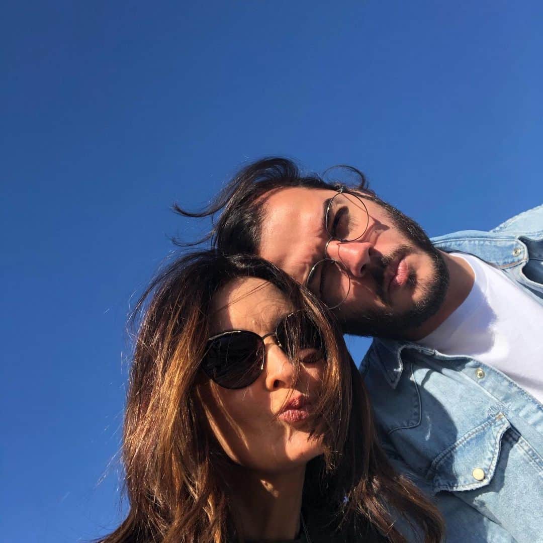 ファチマ・ベルナルデスのインスタグラム：「F É R I A S!  Com ele aprendi que nada melhor que sair sem rumo, sem hora, sem compromisso. Ainda mais com um céu desse e numa cidade linda. #cadaminutoimporta #lisboa」