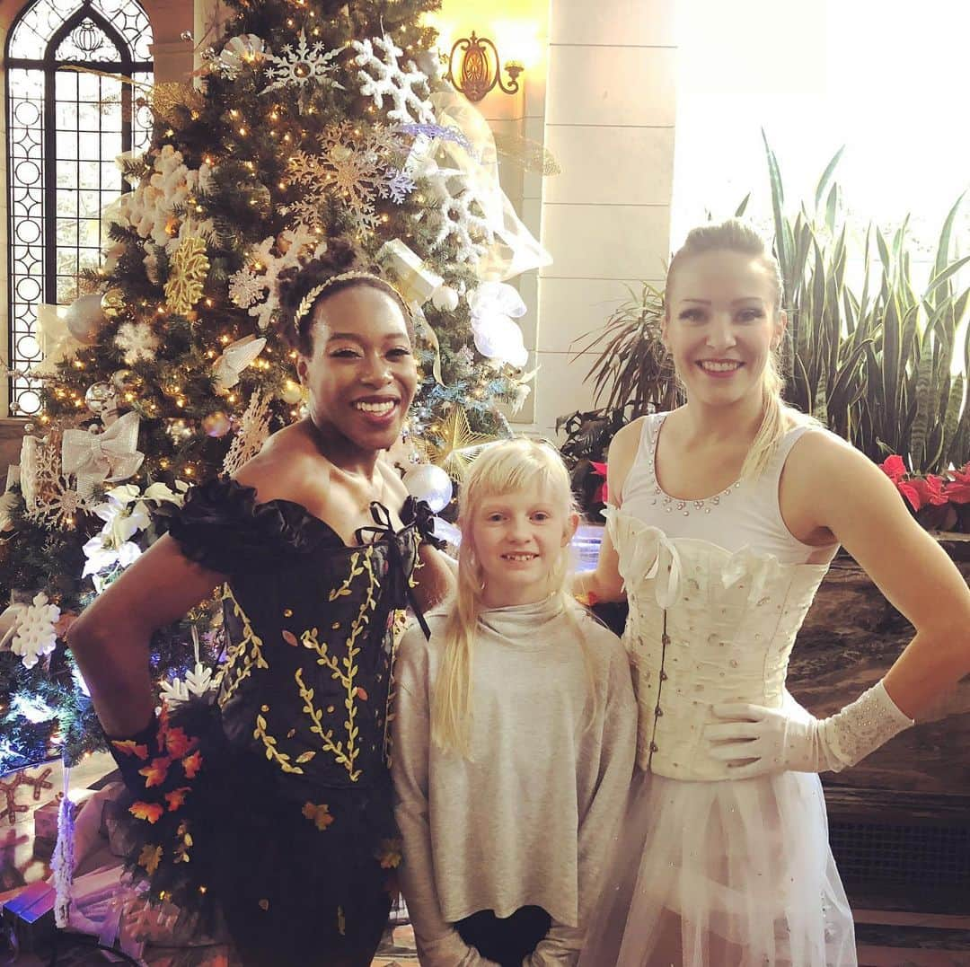 ナタリヤ・ポポワのインスタグラム：「Small world when your friend and student run into each other at Casa Loma! Thank you Acacia! 😍💃🏼✨⛸ #figureskating #casaloma #glisseonice #holidays」