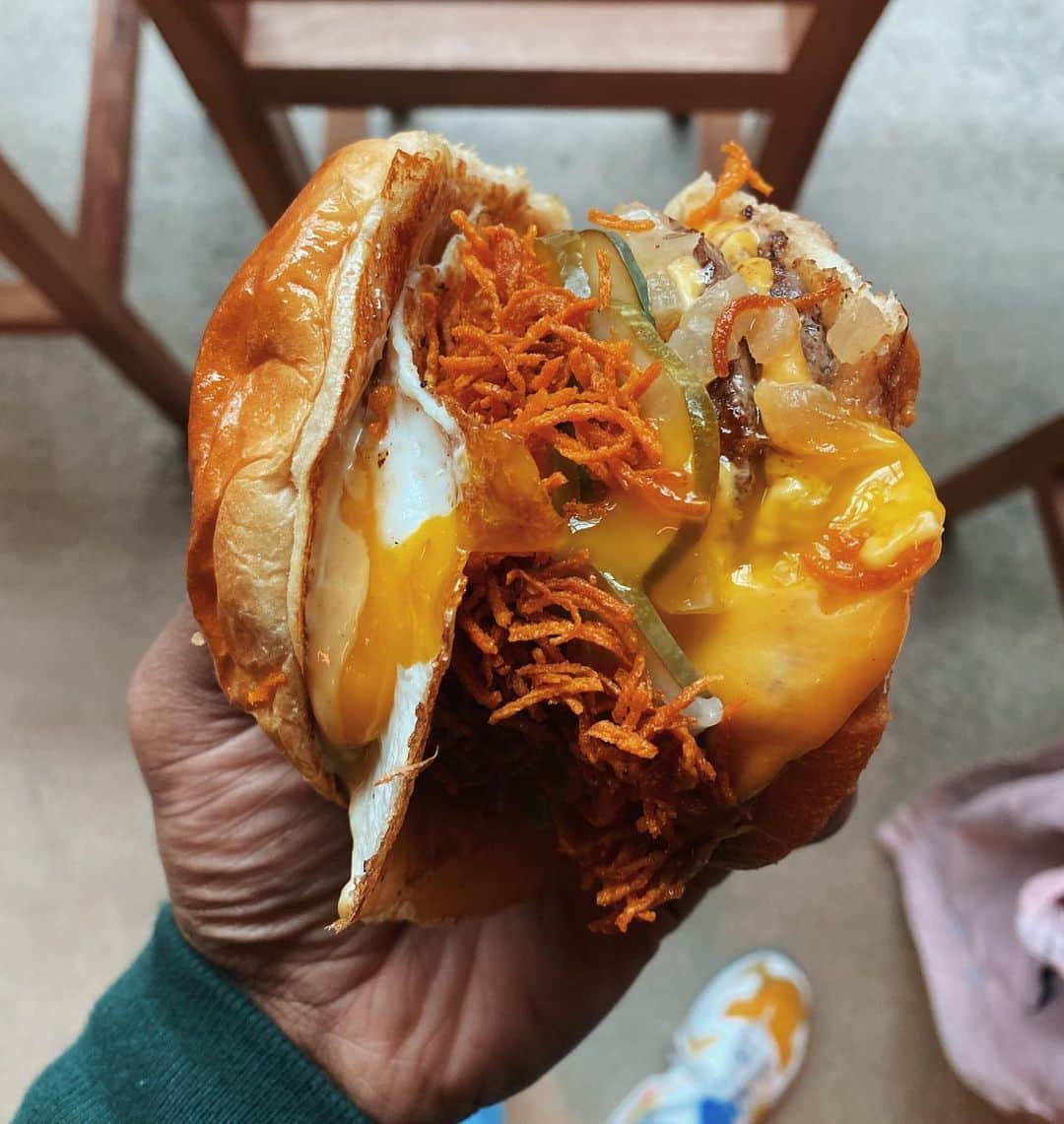 Paul Octaviousのインスタグラム：「🍔 Best Burger in Chicago hands down is the @eatminimott burger - Dollops of Miso Butter Crunchy Jalapeño Pickles Slices of American cheese Hoisin aioli  Over Easy Egg Crunch Sweet Potato Nest Sitting on two Juicy Burger Patties All on the softest buns 😭❤️ #burger #chicago #foodie #foodporn #minimott #damn」