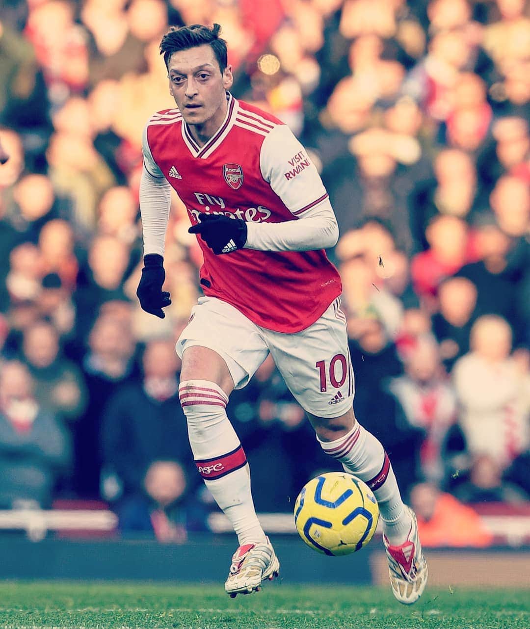 メスト・エジルのインスタグラム：「Today's result hurts after our best performance for a while. We didn't deserve to lose. But thanks for your amazing support at home this afternoon ⚽ We go again on Wednesday - together ❤🙏🏼 #M1Ö #YaGunnersYa @Arsenal」