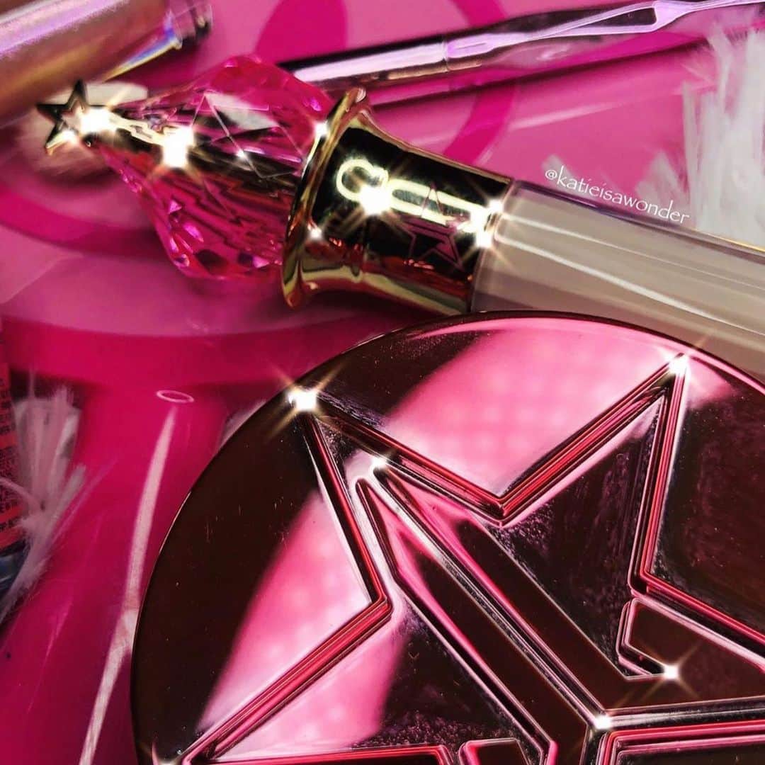 Jeffree Star Cosmeticsさんのインスタグラム写真 - (Jeffree Star CosmeticsInstagram)「Do you believe in MAGIC 💖 @katieisawonder zooming in our #MagicStar concealer & setting powder 🙌🏼🌟 #jeffreestarcosmetics」12月30日 7時26分 - jeffreestarcosmetics