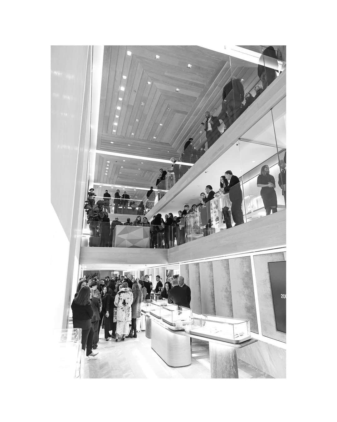 デイビット・ユーマンさんのインスタグラム写真 - (デイビット・ユーマンInstagram)「Setting the scene. With an open, inviting interior soaring to span three floors, the new #DY57 flagship store in #NYC offers endless opportunities to explore our signature designs. #57thStreet #DavidYurmanMen 📸 by Zach Hilty / BFA」12月30日 7時52分 - davidyurmanmen