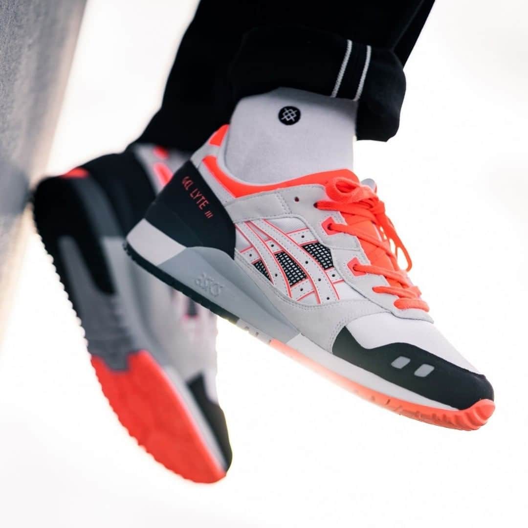 Sneaker Newsさんのインスタグラム写真 - (Sneaker NewsInstagram)「Another OG colorway of the ASICS GEL-Lyte III is confirmed to drop on New Year's Day. The brand is making slow yet strategic moves to bring the split-tongued runner into the spotlight, with the aforementioned OGs and collaborations with Sean Wotherspoon on the way. Will it be a hit once again in the new year? Tap the link in our bio to find out where to cop this "Coral" colorway.」12月30日 8時00分 - sneakernews