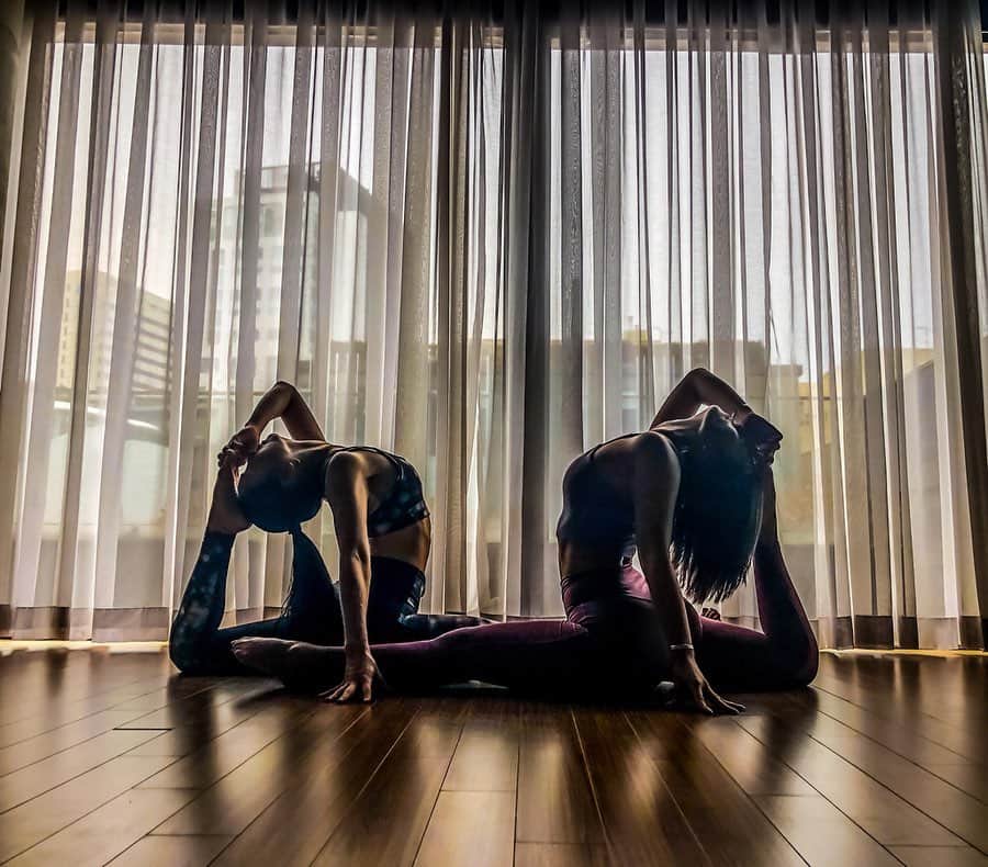 のインスタグラム：「surYOGA広島並木通り店 12月27日をもちまして2019年年内の営業を終了させていただきました。 2020年年明けは1月4日からデトックス祭りとなっておりますので皆様お楽しみにお待ちくださいませ。  28日よりスタッフはお休みをいただきお隣韓国ソウル🇰🇷へ来ております。  何処へ行ってもやる事はヨガ❤︎ . . それだけヨガ愛が強いのです。  今回お邪魔したのは タイの#インサイドフロー TTでお世話になりました インサイドフローシニア講師の @yk_lucia のスタジオ  日本でいう青山の一等地に構えてあるような場所。 ここは3スタジオに別れていてヨガ、フライヨガスタジオ、ピラティスルーム、Vipプライベートスタジオと 高級感満載のスタジオでした❤︎ . . 今回受講したのは @hwangbali のハタヨガフロー🧘‍♀️ . . いつも先生としてレッスンをする側ですが、 受ける側になって初めてわかることも多いのです。 . . surYOGAのみんなと一緒に受けるヨガは、 笑いが絶えず楽しい思い出となりました😌✨🙏 . . 今日は私が今年の春に受講させていただきましたスタジオにお邪魔してきます❤︎ . . スタジオの皆様もスタジオはおやすみですが、 日々ヨガの行いから学んだ事年始オープンまで、 ご自身でおこなっておいてくださいね。  #年末年始 #年末旅行#韓国旅行 #韓国ヨガ#スアヨガ#ヨガ好きな人と繋がりたい #ヨガ講師 #ヨガスタジオ#広島#江南区#女子旅#ソウルグルメ #ソウル旅#ヨガジョ #soulyoga #soul #yogateachers #yogastudio#yogatravel  #yogagirl #yogaphotography  #요가#요가복 #요가 강사#suryoga#yogalife」