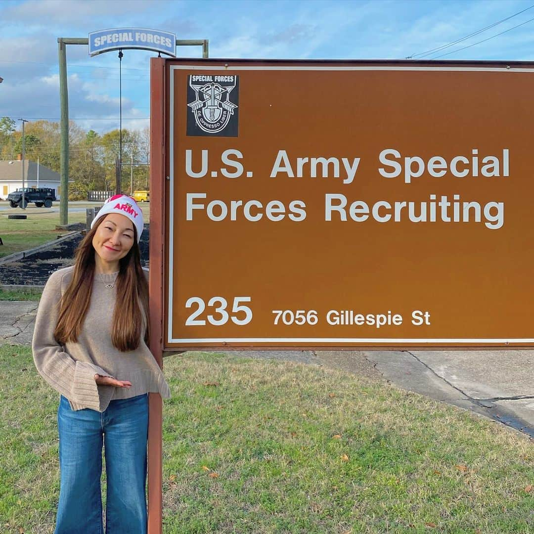 マキ・コニクソンさんのインスタグラム写真 - (マキ・コニクソンInstagram)「Good morning from Ft.Benning Army Base!! 息子CJの勤務するジョージア州の基地に遊びに来て2日目！ 今日はCJ自身が配属する勤務場所を案内して貰いました！広いねー。歩兵部隊、パラシュート部隊、レンジャー部隊、特殊部隊と全部行って来ました。彼のやる事は危険だから”本当は大反対だけど”本人がやりたいんだからしゃーない。私はいったん応援するって決めたからにはとことん応援しちゃいます！息子が誇らしいよ！だから今回ニット帽からTシャツ、マグカップ、スウェット、ステッカーなどなど”Proud Army Mom”って書いてあるのを全て購入したよ！😊 次にいつ会えるか分からないけど私達が来て嬉しそうにしてる息子の姿が見れた事が今回何よりも嬉しいっ！🤗今年も残す所あと3日だけどなんてハッピーな年末なんだろう！ 素晴らしい締めくくりが出来そう！✌🏼 終わり良ければ全て良し！👍🏼 #ハッピーのおすそ分け😊 #子供達といる時が一番幸せ💕💕 #Army母さん」12月30日 8時12分 - makikonikson