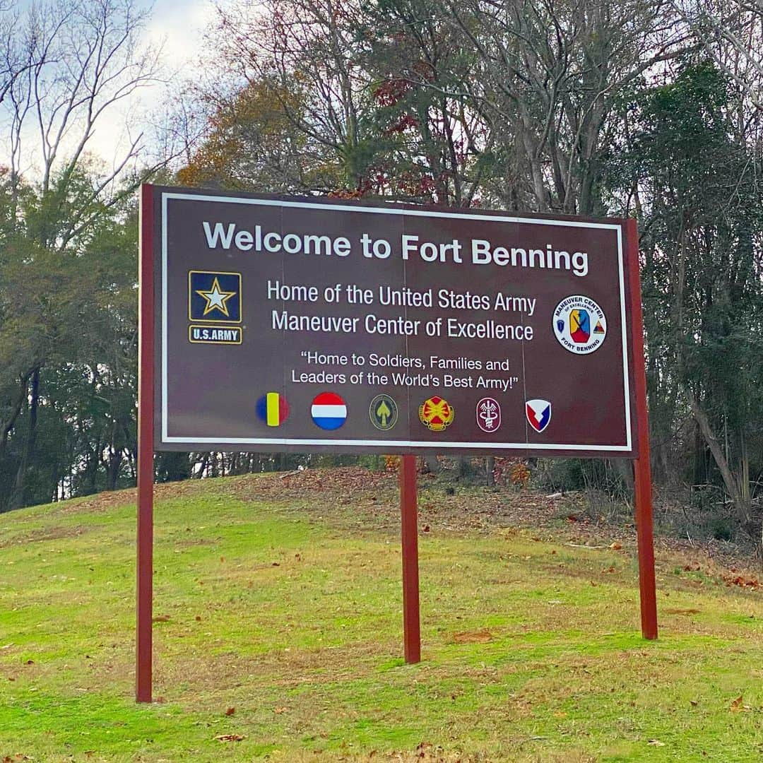 マキ・コニクソンさんのインスタグラム写真 - (マキ・コニクソンInstagram)「Good morning from Ft.Benning Army Base!! 息子CJの勤務するジョージア州の基地に遊びに来て2日目！ 今日はCJ自身が配属する勤務場所を案内して貰いました！広いねー。歩兵部隊、パラシュート部隊、レンジャー部隊、特殊部隊と全部行って来ました。彼のやる事は危険だから”本当は大反対だけど”本人がやりたいんだからしゃーない。私はいったん応援するって決めたからにはとことん応援しちゃいます！息子が誇らしいよ！だから今回ニット帽からTシャツ、マグカップ、スウェット、ステッカーなどなど”Proud Army Mom”って書いてあるのを全て購入したよ！😊 次にいつ会えるか分からないけど私達が来て嬉しそうにしてる息子の姿が見れた事が今回何よりも嬉しいっ！🤗今年も残す所あと3日だけどなんてハッピーな年末なんだろう！ 素晴らしい締めくくりが出来そう！✌🏼 終わり良ければ全て良し！👍🏼 #ハッピーのおすそ分け😊 #子供達といる時が一番幸せ💕💕 #Army母さん」12月30日 8時12分 - makikonikson