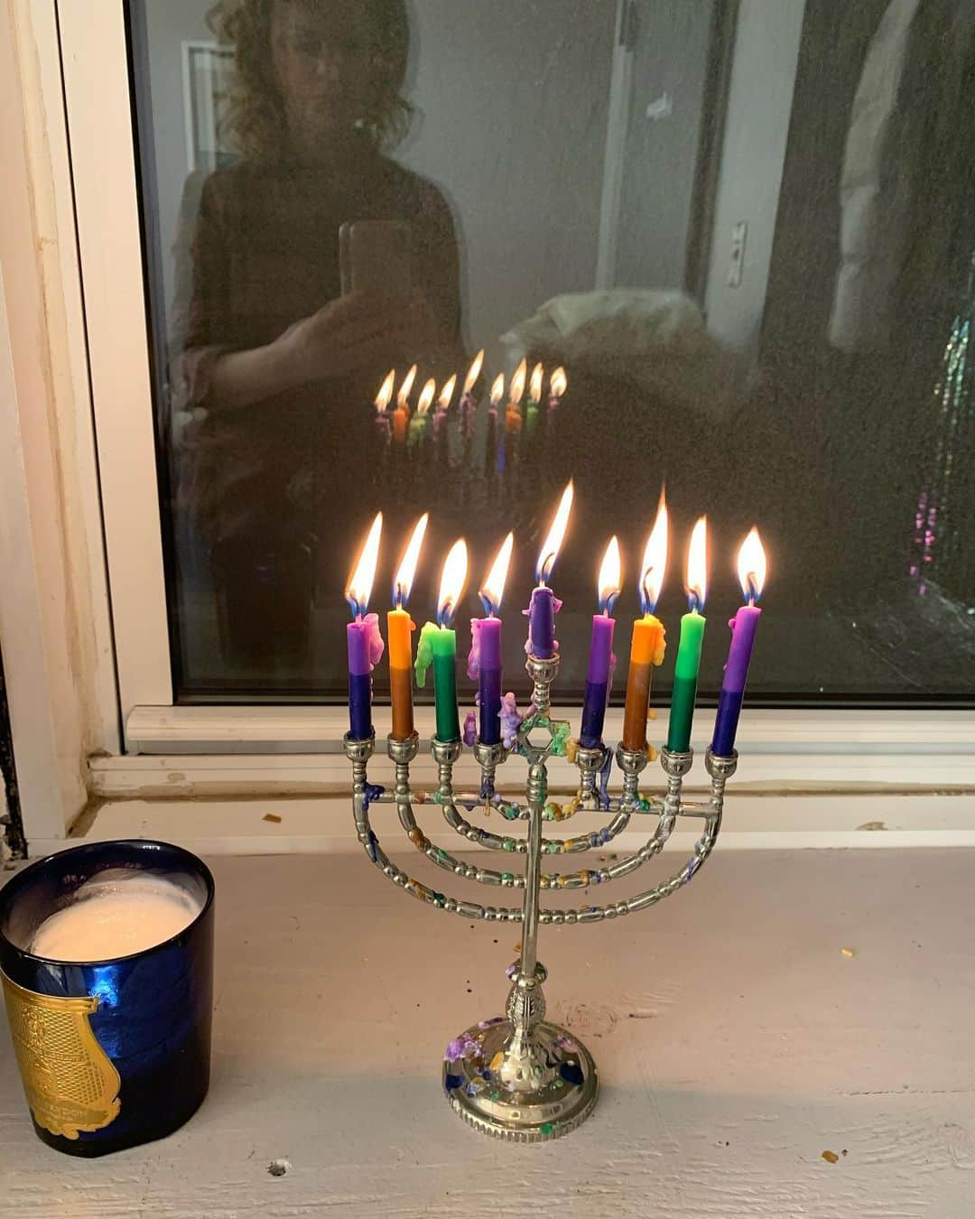 サンドラ・バーンハードさんのインスタグラム写真 - (サンドラ・バーンハードInstagram)「The 8th night of #chanukah May the light surround you and bring peace and love  to our beleaguered planet see you tonight for good fun kids @joespub」12月30日 8時16分 - sandragbernhard