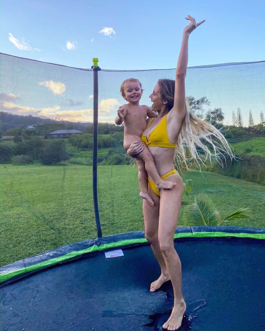 アラナ・ブランチャードのインスタグラム：「Banks loves his trampoline!! I just posted a new YouTube video on our Christmas Day. Let’s just say it was kinda a fail at first but it ended good🤣 link in my bio❣️」