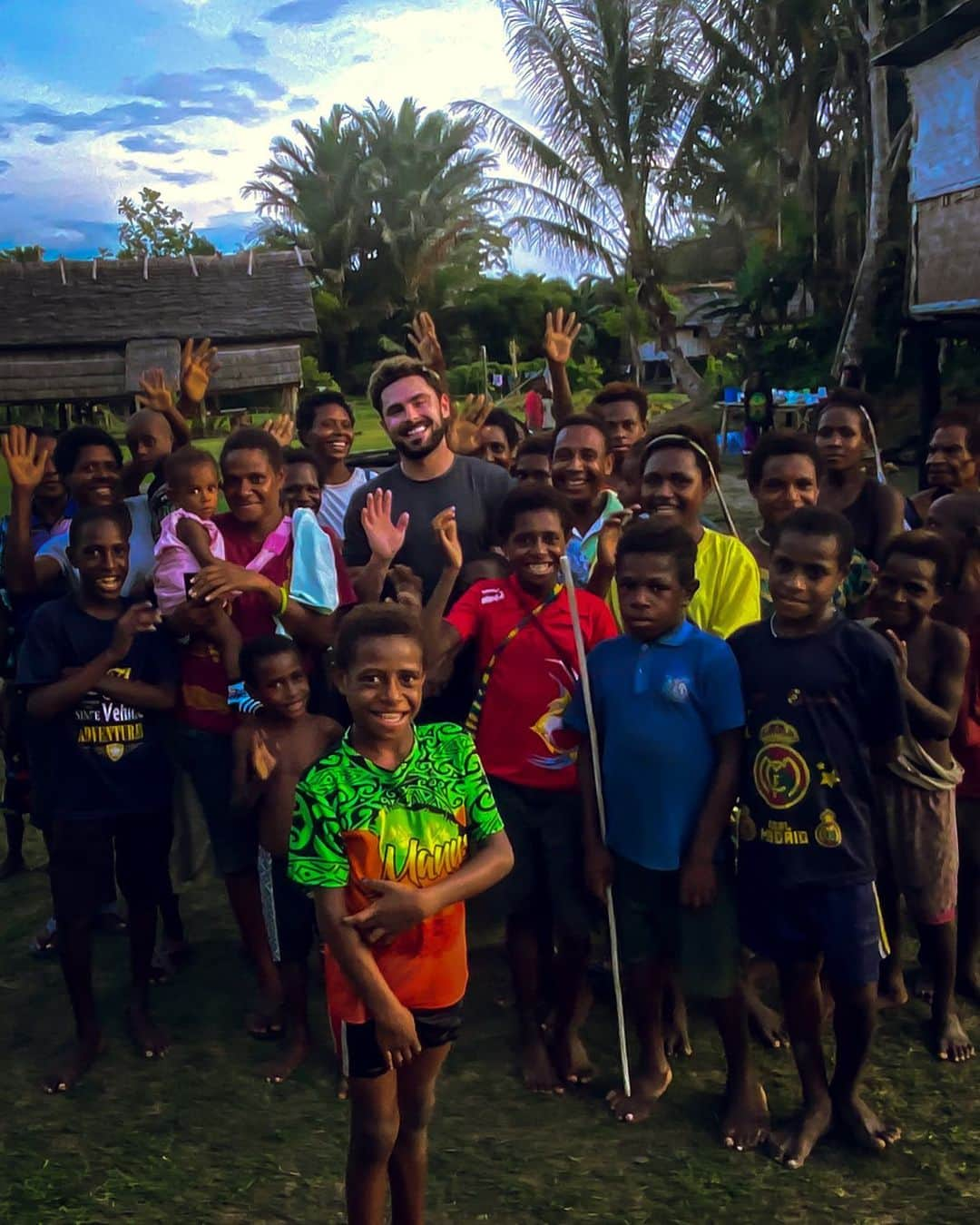 ザック・エフロンさんのインスタグラム写真 - (ザック・エフロンInstagram)「Very thankful to everyone who has reached out. I did get sick in Papua New Guinea but I bounced back quick and finished an amazing 3 weeks in P.N.G. I’m home for the holidays with my friends and family. Thanks for all the love and concern, see you in 2020!」12月30日 8時47分 - zacefron