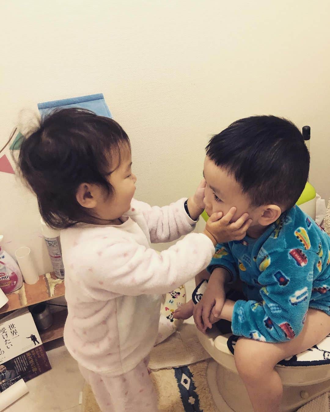 のインスタグラム：「う○ちしてる兄を愛でる妹 いい年末です」