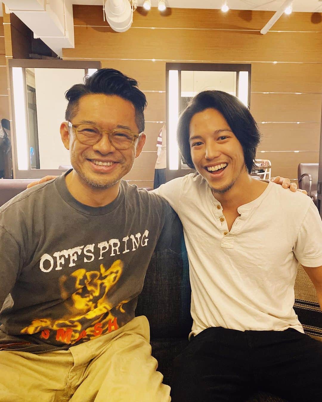青木大輔のインスタグラム：「NYから @jonahiga がカットに来てくれた！ 初めて会った感じしなかったな なんか自分の若い時を思い出すっていうか 目もピュアな感じで 話してて楽しかった 来年デビューする事もすごく楽しみ！ … 2020年の楽しみが一つ増えた🙌🏽 @jonahiga #music #musician #designer #tiechel #hairsalon」