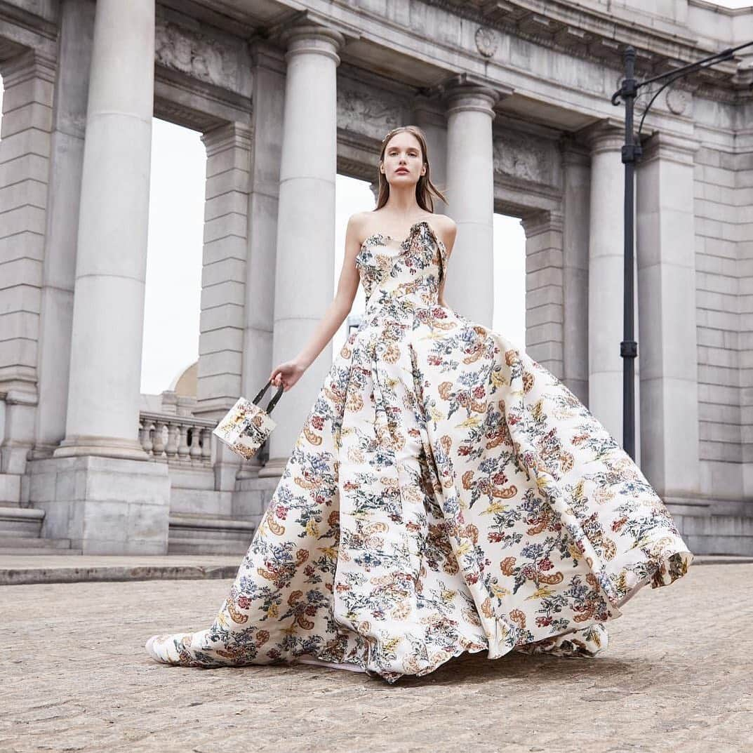 オスカーデラレンタさんのインスタグラム写真 - (オスカーデラレンタInstagram)「A striking balance of volume and femininity in our #odlrprespring2020 floral fil coupé gown and matching Alibi bag. #regram」12月30日 9時00分 - oscardelarenta