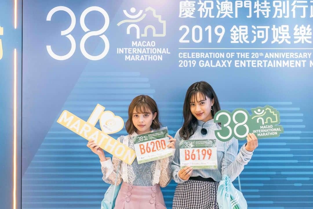 のインスタグラム：「マカオマラソンを完走しました！ 改めて応援ありがとうございました！ 走る前の2人の写真を📷 #beachme #相模屋 #slendaginza #slenda #アンダーアーマー #tgr #tgc #東京ガールズコレクション #tokyogirlscollection #tokyogirlsrun #marathon #マラソン #sports #healthy #running #instagood #power #スポーツ #diet #ダイエット #ランニング #sportswear #workout #training #フルマラソン #ランニング女子 #rungirl #トレーニング #instarunning #健康」