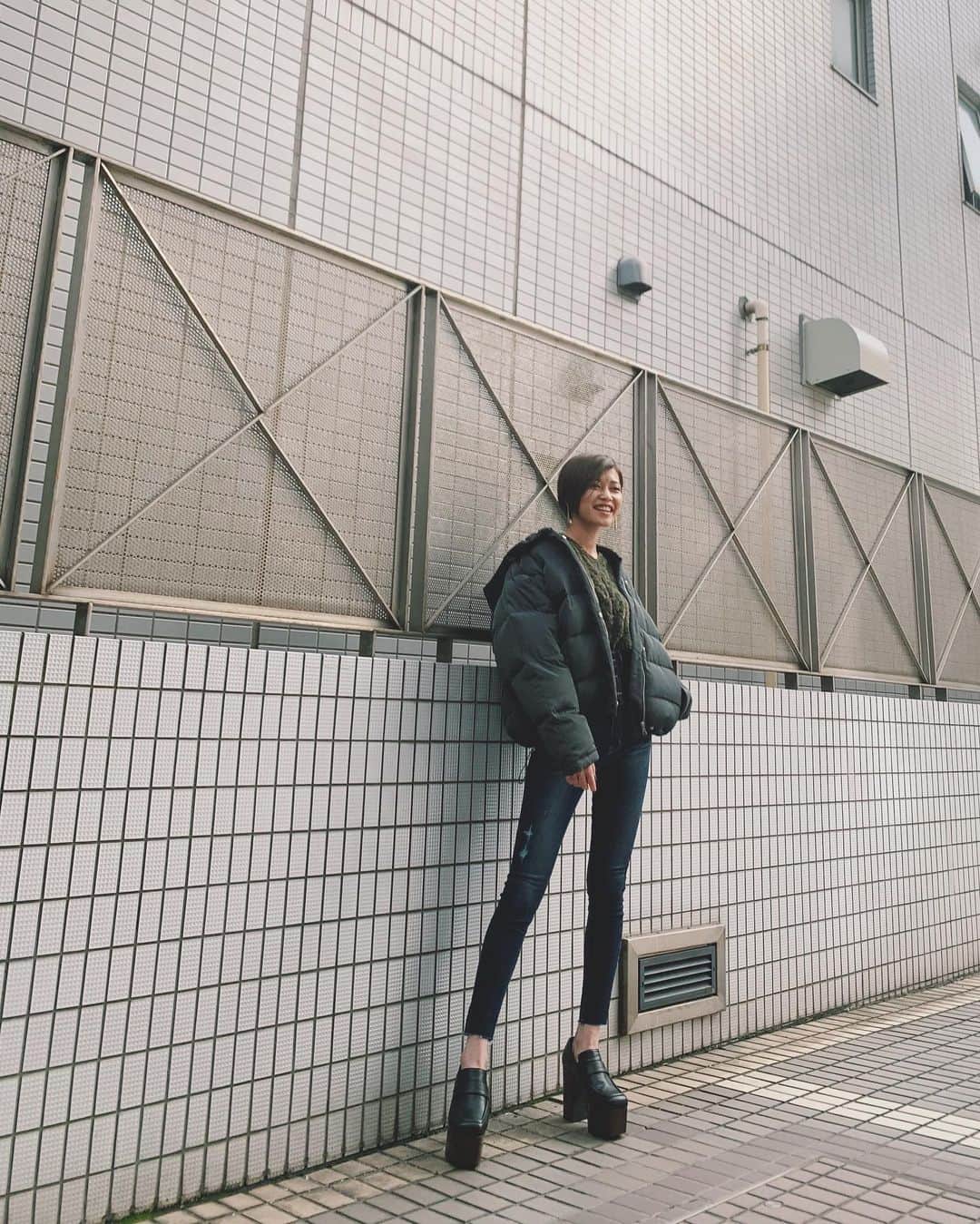 kazuki youdaのインスタグラム：「_  H/Wデニム×ショート丈TOP×厚底 = 最強盛れるコーデ .  ダウンのだぼだぼさもよき😗👌 _  @emoda_snap  @emoda_official  #EMODA」