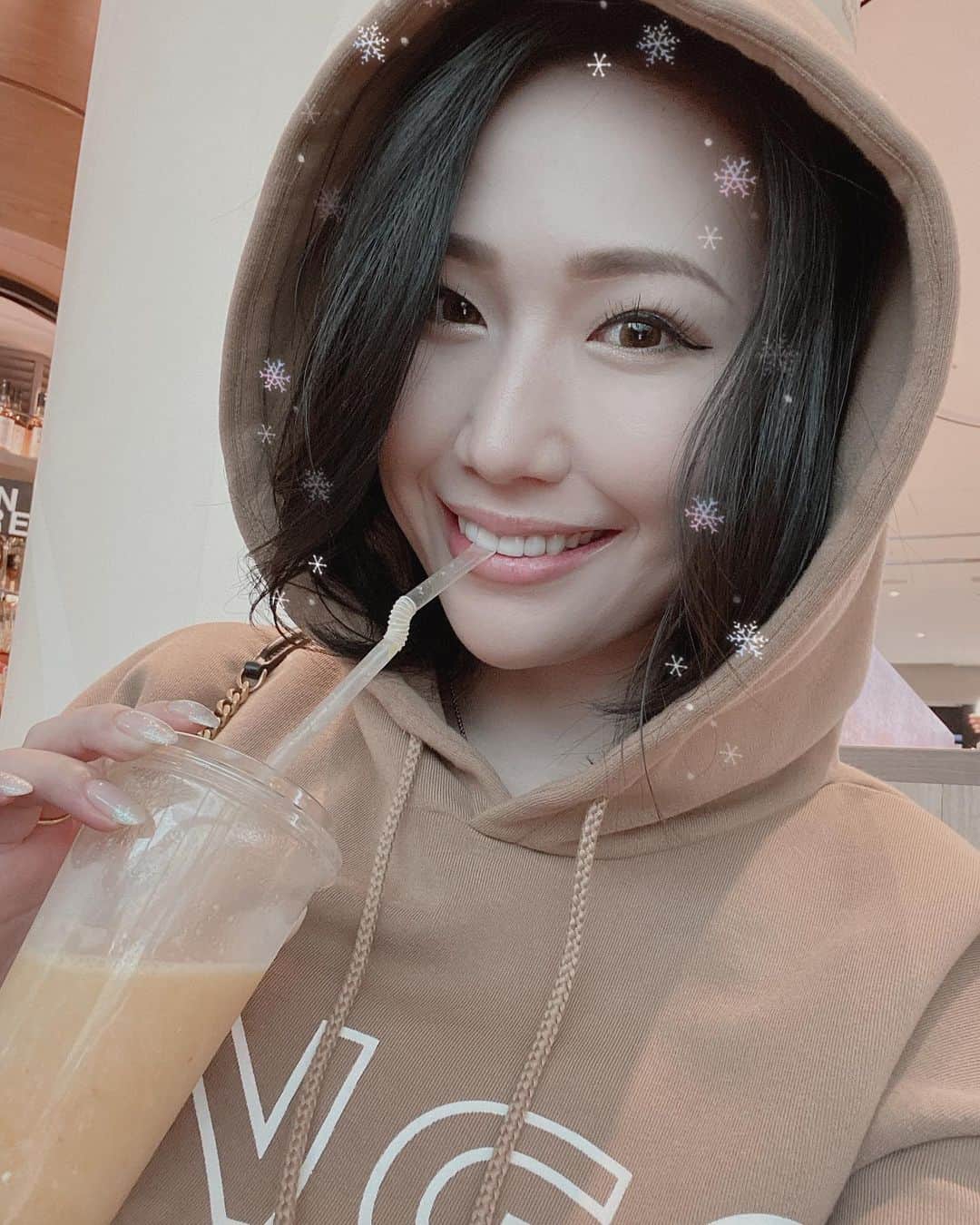 佐山愛のインスタグラム：「❤︎ ・ 2019年も明日で終わりかぁ〜 ほんとあっという間だわん。 ・ ・ ここ数年、 目立った動きしてないので ファンの皆様の中には もっと色々やってくれ〜！ と思ってる方もいるとは思いますが 既に"佐山愛としての人生"の余生を 過ごしてる感覚でして笑 ・ ゆる〜くおだやかに そしてエロく楽しく、 そんな余生の真っ最中なのですよ笑 ・ けど、ファンの方たちと絡む機会が なさすぎて寂しいので、 来年はオフ会的なことをしていけたらと なんとなぁく考えているので、 そのときはよろしくちゃん！ ・ 1年を締めくくるご挨拶すら こんなゆる〜くて申し訳ないけど、 みんなへの感謝は忘れてないよ❤️ ・ 本当にいつもありがとうございます😊 ・ 大好きです♡♡♡ ・ ・ 平成生まれ初のセクシー女優として デビューした私が 現役中に元号変わって時代をまたぐなんて 思ってもみなかったけど、 これだけ長くやらせてもらえてるのは やっぱりファンの皆様のチカラが とってもとっても大きいのです。 ・ それから、少し話が逸れるけど、 私がティーパワーズに移籍したとき 「最初の事務所で3年、 その次の事務所で5年活動したので ティーパワーズでは 過去所属したどの事務所よりも 長くお世話になれるよう 頑張りたいです」 って話をしたのね。 ・ それがなんと、 6年目に突入なのです！！ ・ ありがたい！！ ・ みんなのおかげで有言実行できたよ✨ ・ あとは寿引退するのみ！ ・ 予定はまるでないけどね！笑 ・ ・ そんなわけで、 今年も1年お世話になりました❤️ ・ 年末年始のお休み中は 気が緩んで体調崩しがちだから、 みんな気をつけてね！！ ・ ・ それでは、カウントダウンしに 韓国行ってきまーす✈︎アンニョン」