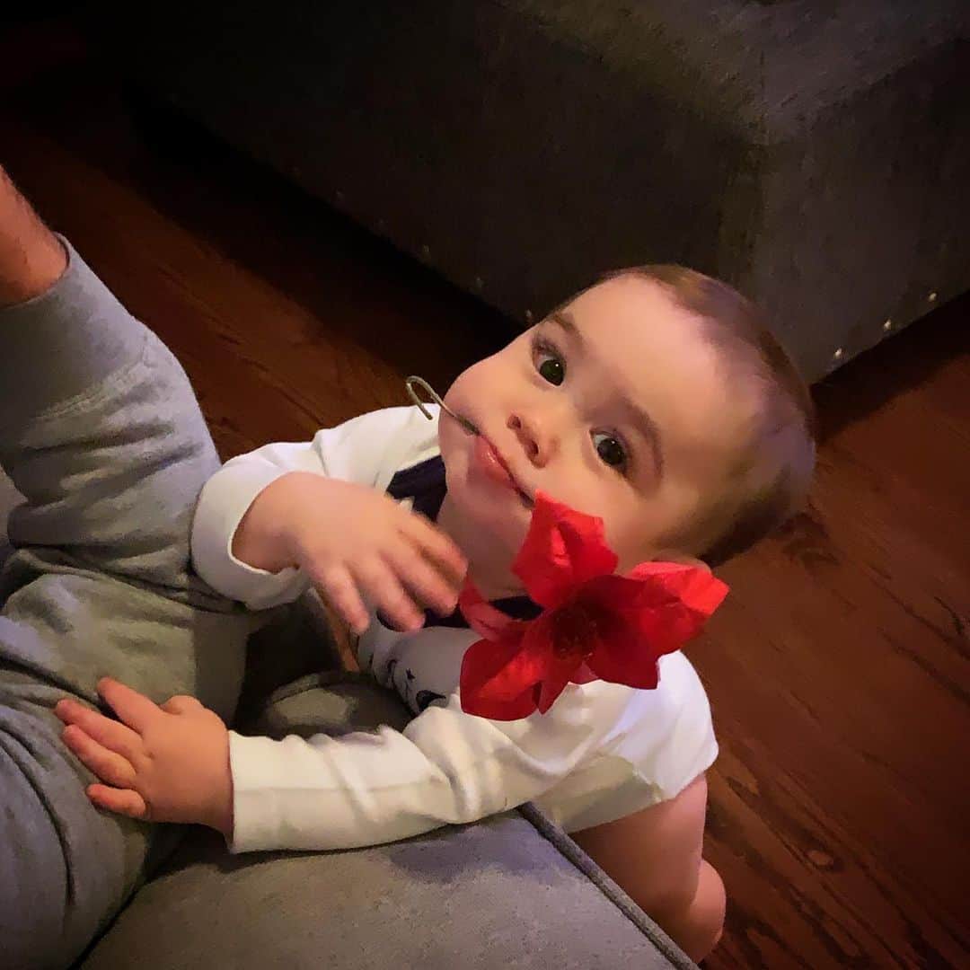 ディーナ・ニコール・コルテーゼのインスタグラム：「So Suave ..watch out ladies !! Mommy will you accept this rose 🌹 😂」
