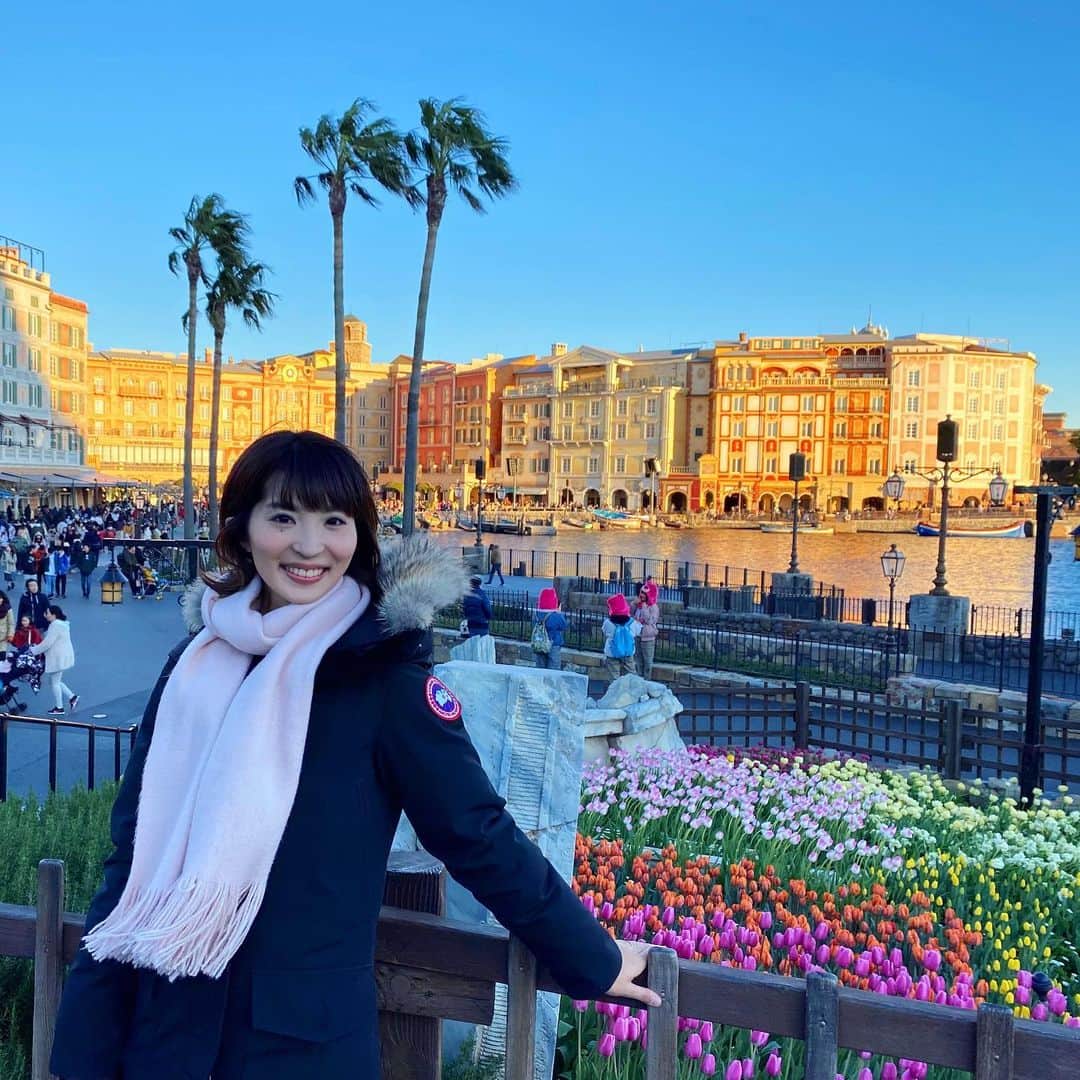 のインスタグラム：「2019年も、残すところあと2日ですね。 皆さんにとって、どんな1年でしたか☺️ . 私はアメリカに行っていた特に後半はあっという間に過ぎたように感じています。 この1年間、福島で出会った方や大学のつながり、アメリカで出来た友人に、フリーになってから仕事などを通してご一緒させていただいた方々と、本当にいろんな繋がりやご縁に助けられました。この場をお借りして、感謝申し上げます。 . 来年はお世話になった方への恩返しができるよう、より一層アクティブにお仕事も自分の時間も過ごしていきたいです🌼 . 2020年も、皆様にとって素敵な一年になりますように❣️ . (写真は年納めのTDS🤍) . #2019年 #総括 #来年もよろしくお願いします #感謝を込めて #tds2019 #ディズニーシー #年末の過ごし方 #フリーアナウンサー #新田朝子 #明後日皆さまにご報告があります #お楽しみに #良いお年を🎍」