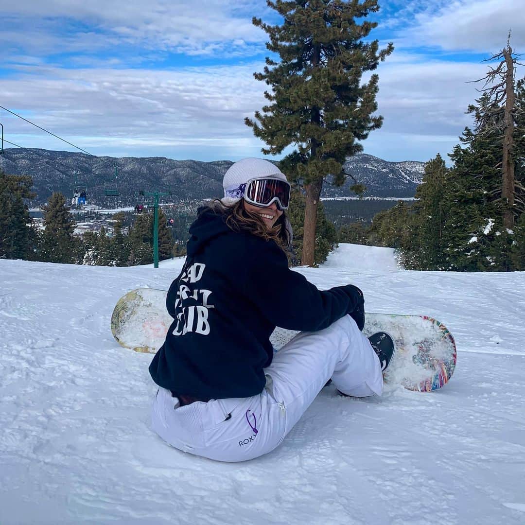 キラ・サントーロのインスタグラム：「Girlz day🥶🖤 Link in bio so we can match hoodies 😛」