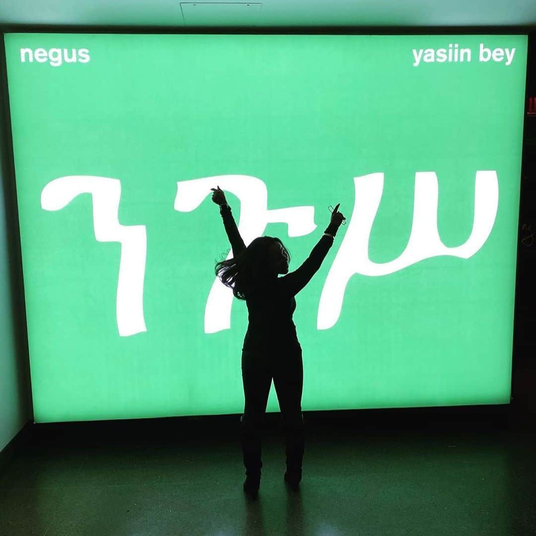 ブルックリン美術館さんのインスタグラム写真 - (ブルックリン美術館Instagram)「Snap a photo before stepping inside Negus, #yasiinbey's limited listening installation of his latest studio recording. Then, share your visit using #mybkm for a chance to be featured like recent visitors @jocelynn_williams @deamplified @maiazakara @theraw7 @jesshendrix @_arabenaa @theultimatehomegirl @descendentmc @_ariadne and @c_j_p_1982. Closing January 26, be sure to experience the music before it's gone! #yasiinbeybkm⁠⠀」12月30日 9時22分 - brooklynmuseum