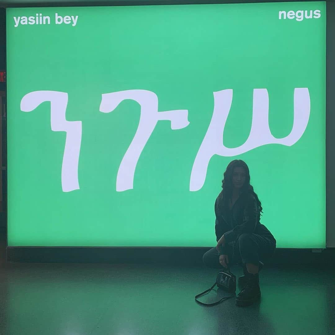 ブルックリン美術館さんのインスタグラム写真 - (ブルックリン美術館Instagram)「Snap a photo before stepping inside Negus, #yasiinbey's limited listening installation of his latest studio recording. Then, share your visit using #mybkm for a chance to be featured like recent visitors @jocelynn_williams @deamplified @maiazakara @theraw7 @jesshendrix @_arabenaa @theultimatehomegirl @descendentmc @_ariadne and @c_j_p_1982. Closing January 26, be sure to experience the music before it's gone! #yasiinbeybkm⁠⠀」12月30日 9時22分 - brooklynmuseum