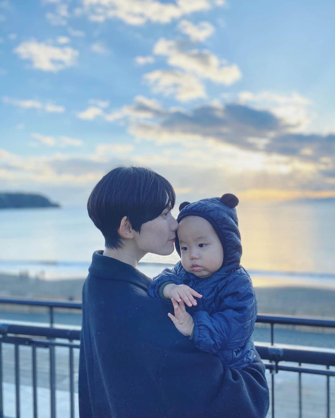 平山奈美のインスタグラム：「🧸💋 .  #新江ノ島水族館 #お出かけ #休日 #夕陽 #海 #海岸 #息子 #親子 #男の子ベビー #男の子ママ #男の子コーデ #男の子ママ #ママコーデ #母ちゃん #ショート #ハンサムショート #おハゲ #10カ月 #思い出 #育児日記 #赤ちゃんのいる暮らし #新米ママ #年末」