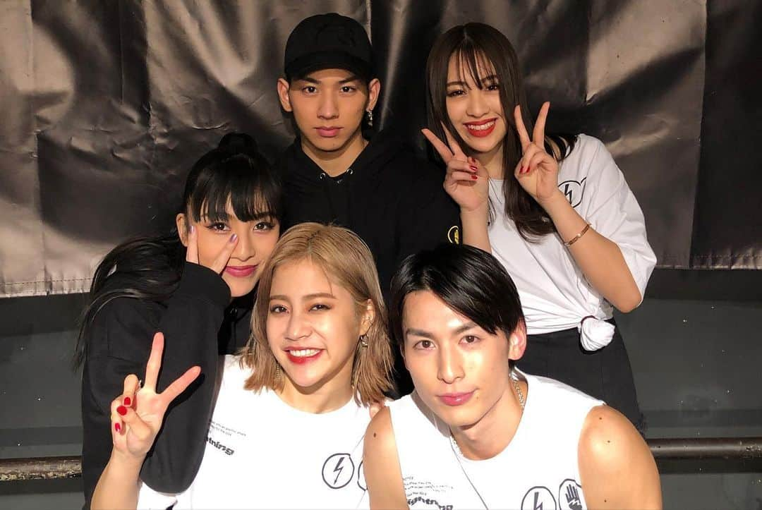 moca さんのインスタグラム写真 - (moca Instagram)「lol live tour2019 lightning﻿ 全15公演終了しました！！！﻿ ﻿ 足を運んでくれた方々﻿ 本当にありがとうごさいました！！！﻿ ﻿ 今回は凄く凄く楽しくて終わって欲しくないって思えるツアーになりました、、﻿ ステージから見えるみんなの顔や声援が﻿ 本当に嬉しかったぁ🥺🥺﻿ ﻿ これからも全力で頑張って行きますので﻿ 引き続き支えてくれると嬉しいです！﻿ ﻿ 2019年みんなのおかげで﻿ 最高のライブ納めになったよー！幸せだー！！﻿ ﻿ ありがとう！！！﻿ #lol #avex #moca #エルオーエル」12月30日 9時26分 - moca_lol