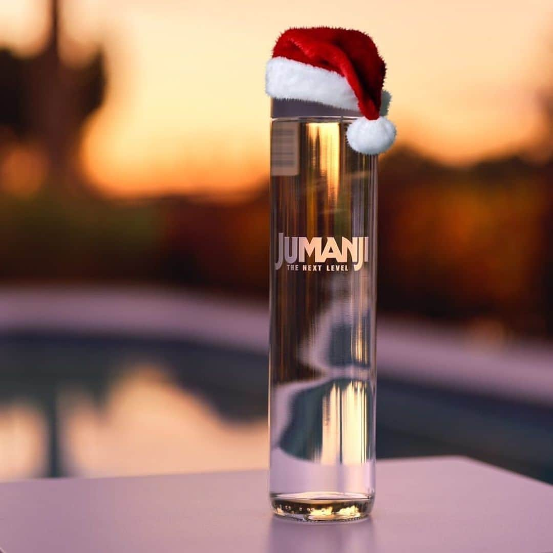 ドウェイン・ジョンソンさんのインスタグラム写真 - (ドウェイン・ジョンソンInstagram)「From our @vossworld family to yours, Happy Holidays and THANK YOU for making our JUMANJI🎅🏾 the must see family franchise event of the Christmas holidays.  And get ready, because I’ve been working on the highest of quality of DJ ENERGY DRINKS that we’ll deliver to you all in 2020.  Elevate the game. Be your best.  #investor #voss #liveeverydrop💧 #djenergydrinks #comingsoon」12月30日 9時27分 - therock