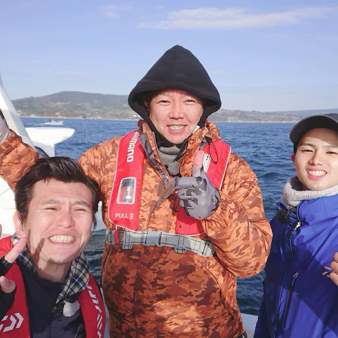 英太郎さんのインスタグラム写真 - (英太郎Instagram)「英太郎&まさじ大晦日釣りバカ合戦  大晦日14時50分からTKUで放送  番組はあっという間に終わりますが5時間半船の上波、風凄く体コワル！  #魚釣り #英太郎 #安井まさじ #山本釣具センター #デカイ鯛 #釣れたのか！ #釣り面白い」12月30日 9時38分 - eitaro_boo