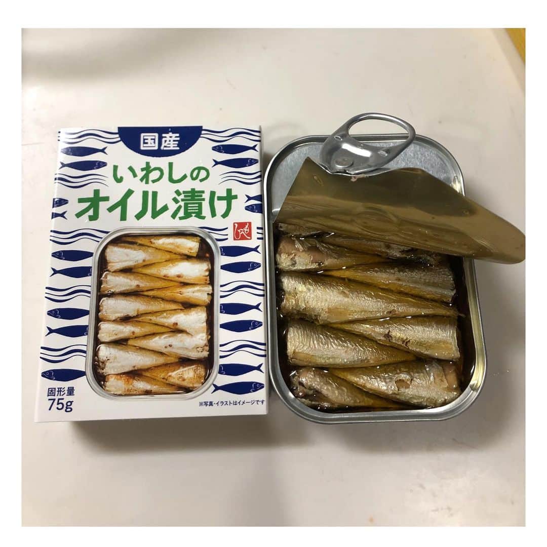 水沢史絵さんのインスタグラム写真 - (水沢史絵Instagram)「おすすめされたオイルサーディンGET🐟 家に常備してあるオイルサーディンと食べ比べしてみたけど、これガチで美味しかった😍 残った分はニンニクとオイルたっぷりでパスタに投入しました🍝  美味しすぎて夜食に同じもの作って食べちゃいました。  正月はダイエットするます…」12月30日 9時30分 - mizusawafumie