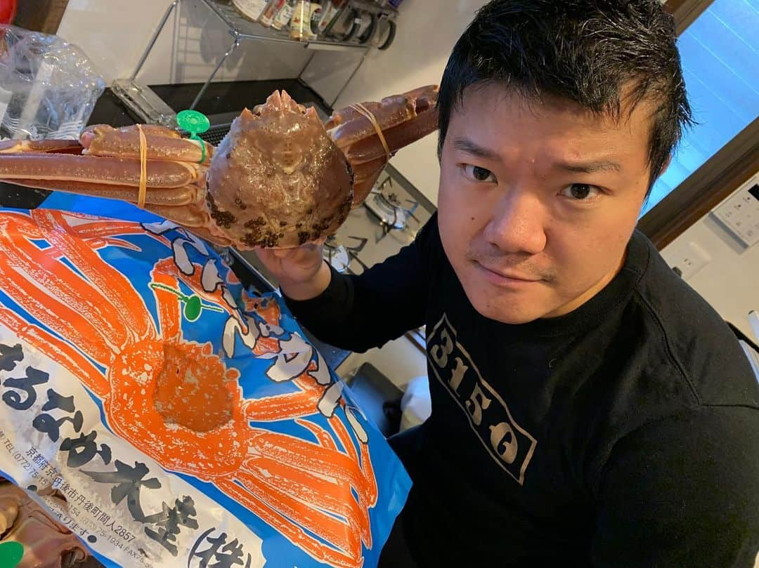 亀田大毅のインスタグラム：「まるなか水産様から今年もカニ🦀🦀🦀が3杯届きました 圧倒的感謝です😆 今宵は蟹になろう🦀🦀🦀 #まるなか水産#3150 #蟹マックス #🦀」