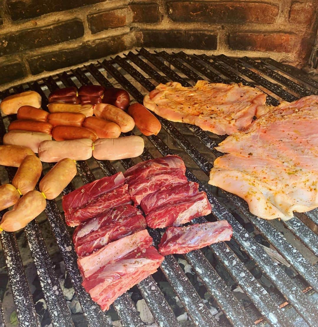坂口佳穂さんのインスタグラム写真 - (坂口佳穂Instagram)「みんなでホームバーベーキュー！ 日本の夏にできなかったことが パラグアイの夏にできた❤️🤍💙 嬉しい😆  #バーベーキュー #パラグアイは主食が肉 #パラグアイ料理美味しいの #ソパパラグアージャが好き #みんな寿司好き #寿司作りレッスン #酢飯作るのが難しいらしい #グラシャス #マルセイロは私がいつも膝に手当ててへこたれてると毎度のこと息の吐き方を教えにきてくれる笑」12月30日 9時32分 - s_ka_ho
