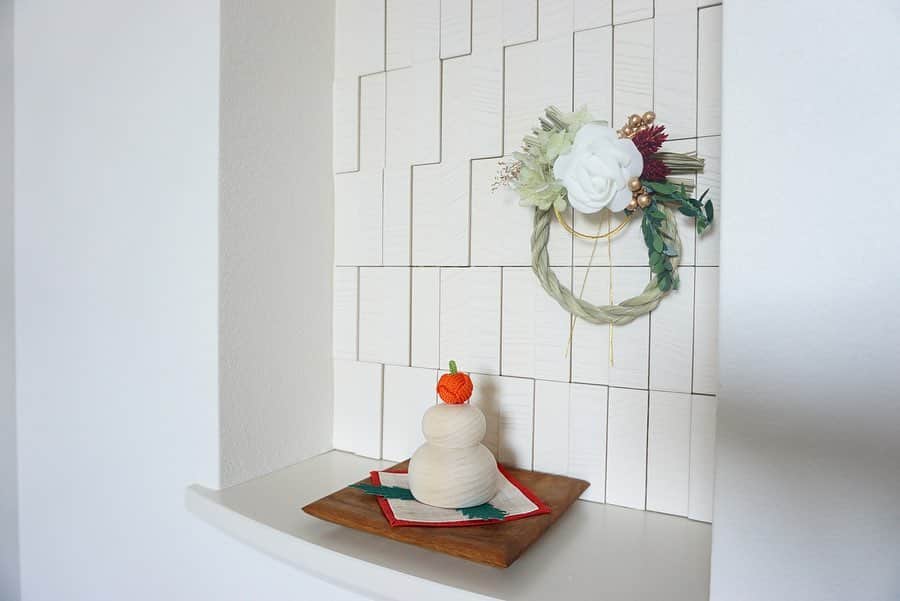 kao. さんのインスタグラム写真 - (kao. Instagram)「12/30 #セリア のしめ縄をちょっとアレンジ （pic３枚目が売っていた形）  ありもので作って かわいめナチュラルな雰囲気に なってしまったけど まぁヨシ。  来年は カッコイイしめ縄を作るぞ〜✊ ・ 年末年始は夫の実家で数日過ごすので 自宅のお正月飾りは毎年小さく楽しんでいます。  お正月のお花、 今年はいらないかなと思ったけど あると気持ちが違うので やっぱり後で買いに行こう。  移動する明日以降思いっきり遊ぶために 子ども達の宿題も終わらせたので、  今日はこれから LIVEにいただいた質問の回答を ストーリーズに載せていきたいと思います！ （遅くなっちゃいました🙈今年中にできそうでよかった〜☺️💦） ・ ・ ・ #しめ縄アレンジ#お正月準備#季節を楽しむ#行事を楽しむ#アカシアプレート」12月30日 9時33分 - kao_kurashi