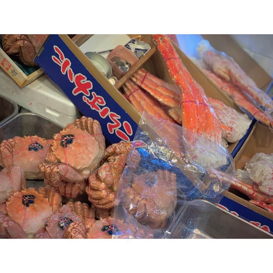 土井地恵理子さんのインスタグラム写真 - (土井地恵理子Instagram)「・ 年末の買い出し 今年はリオの仲良しちゃんのお店 築地の三宅水産 @miyakesuisan へ。 ・ 前にここの魚をもらって以来 スーパーの魚との違いに愕然😳 普段もなるべく魚屋で買うようになった🐟 ・ 新年は 美味しいもの食べて power chargeします🤙🏻 ・ ・ 築地ってどこで買っていいか分からなかったりする 是非、三宅水産へ〜🙋🏼‍♀️ 間違いない❤︎ ・ ・ #築地　#三宅水産 #高級料亭にも卸してる魚屋さん #31日までやってるそう〜」12月30日 9時47分 - ericodoiji