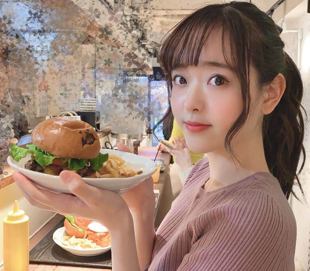 天城サリーさんのインスタグラム写真 - (天城サリーInstagram)「萌ちゃん、るり乃さん、ちはるん、かなえると昨日リハ後にご飯食べに行きました💕 . 今日は2019年最後のライブですね🌸 あっという間の時間すぎて不思議な気持ちです。 . 色々年末の抱負とか考えなきゃ！ 頑張る💪 . とりあえず来年は、ジム正式に入って、アクロバットクラスももっと通って、ホコリかぶってしまっているギターも🎸再度始めて、同じくあまり触れていないピアノも触れて、これは既に2019年もやっているんですが、毎日語学の勉強も頑張ります！後お料理も引き続き頑張ろうってなってます！ . 今のところそれが私の2020個人的なプランですね💕」12月30日 9時40分 - sallyamaki