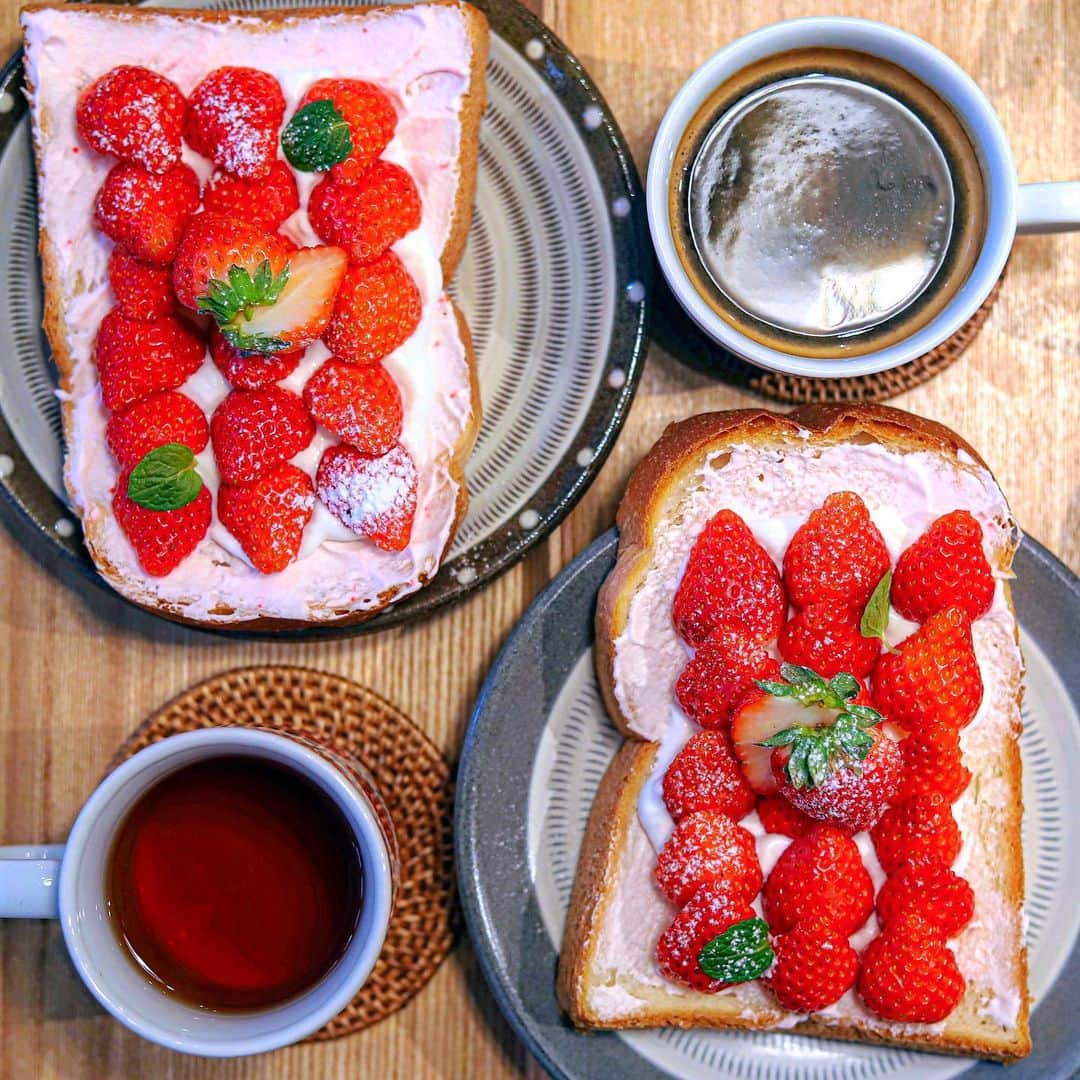 きょん。さんのインスタグラム写真 - (きょん。Instagram)「. .  tile cafe @tilecafe  金・土・日・祝 だけのモーニングの中に "いちごのオープンサンド"の 提供がスタート🍓  生食に 生クリームと 生のいちごを合わせた フレッシュタイプ。  写真には写っていないけど サラダも ヨーグルトもSetに🤤  #tilecafe #breakfast#coffee#strawberry」12月30日 9時52分 - kyon_tokiiro