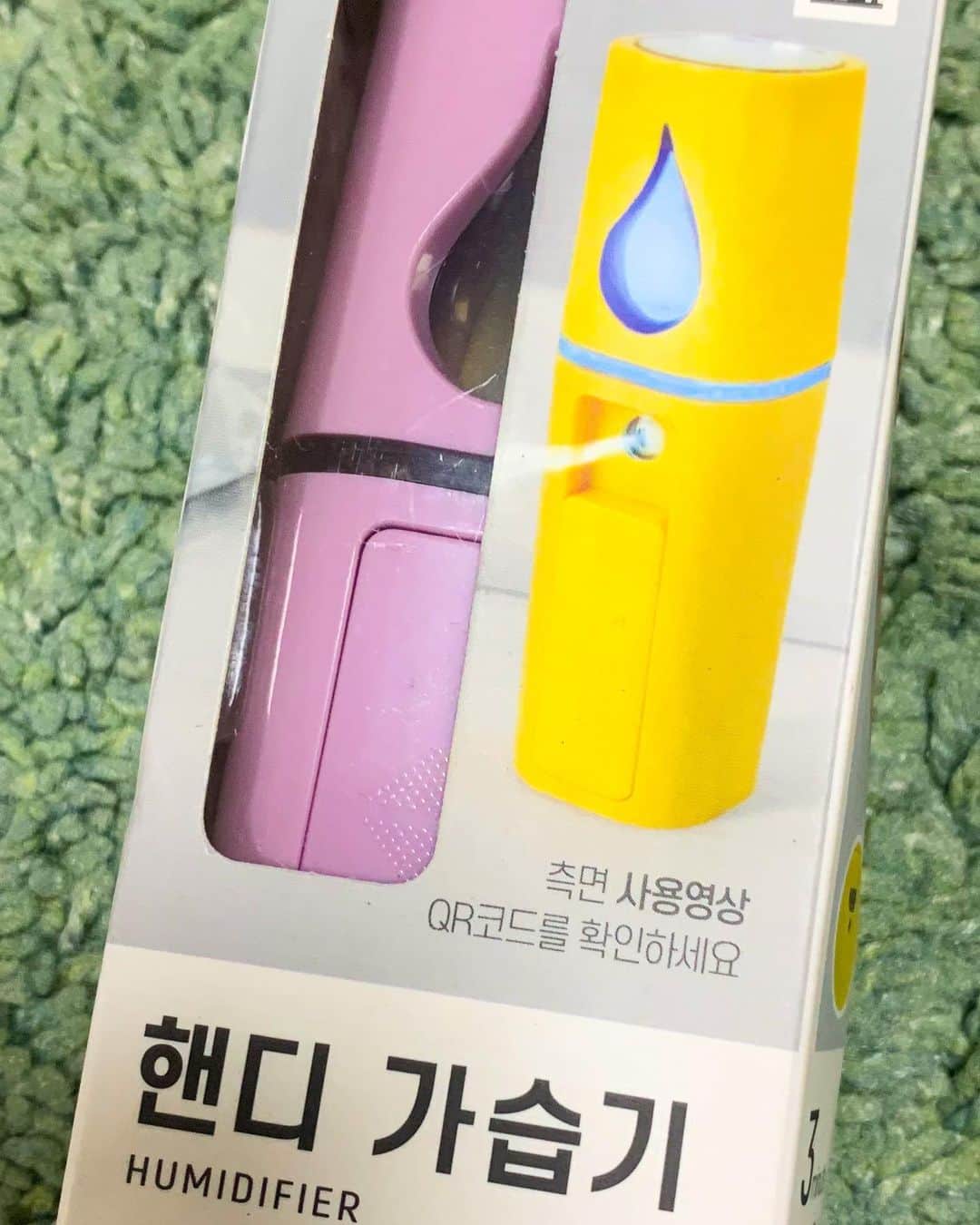 浜平恭子さんのインスタグラム写真 - (浜平恭子Instagram)「‪#韓国ダイソー で見付けたハンディ加湿器(๑′ᴗ‵๑)💧 USBで充電して使うのですが、なかなかのパワーで良いですよ💨‬ ‪チャージの時はレッド、使う時はブルーのライトが点くのも可愛い💖 乾燥が気になる時、顔周りにシューッしています🌿 お値段も5,000ウォン≒480円とリーズナブル✨ では、今年の仕事納めへ🚌‬ #日韓夫婦 #日韓往復 #ラジオDJ #浜平恭子 #KissFMKOBE #한일커플 #한일부부 #한일왕복 #라디오DJ #하마히라쿄코 #韓国生活 #韓国ダイソー #ダイソー #DAISO #加湿器 #韓国ショッピング」12月30日 9時53分 - hamahi1231