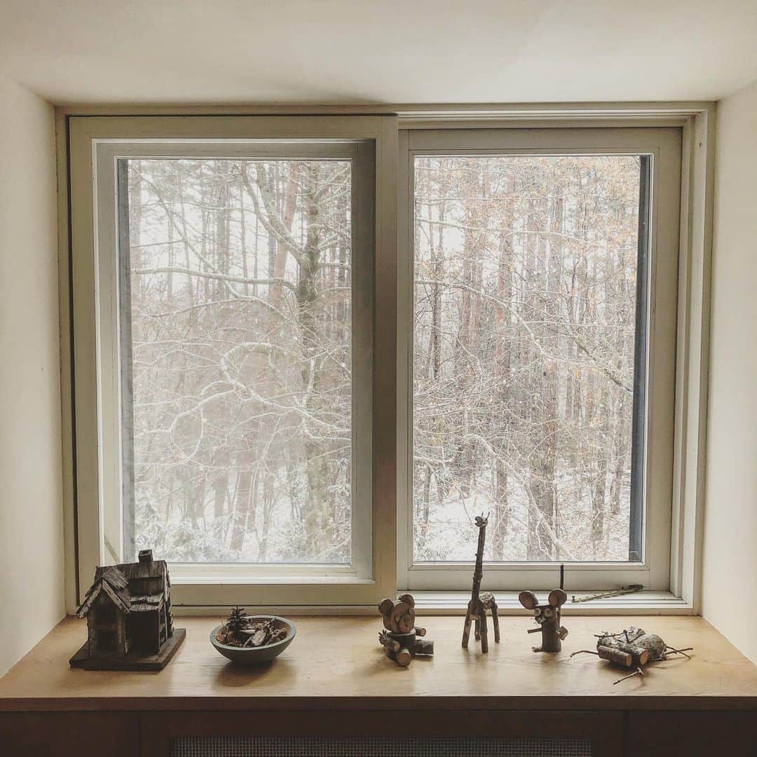 桐島かれんさんのインスタグラム写真 - (桐島かれんInstagram)「雪が降っています。 窓辺に並ぶのは、子供達が小学生の頃に作った木工の動物たち。 #八ヶ岳　#思い出」12月30日 10時05分 - houseoflotuskaren
