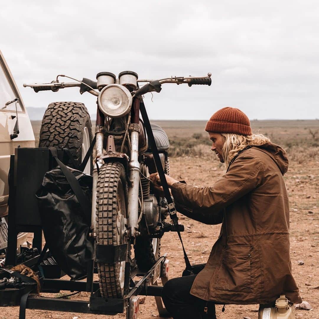 のインスタグラム：「The hurdles of life on the road. Check out our much loved Andover Anorak via link in bio. Available in Antique and Moss. @willandbear」
