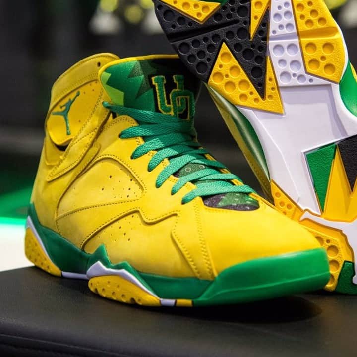 Sneaker Newsさんのインスタグラム写真 - (Sneaker NewsInstagram)「Oregon Ducks Football officially reveals their Air Jordan 7 Retro PE. These need a release! Link in bio for a closer look.」12月30日 10時00分 - sneakernews