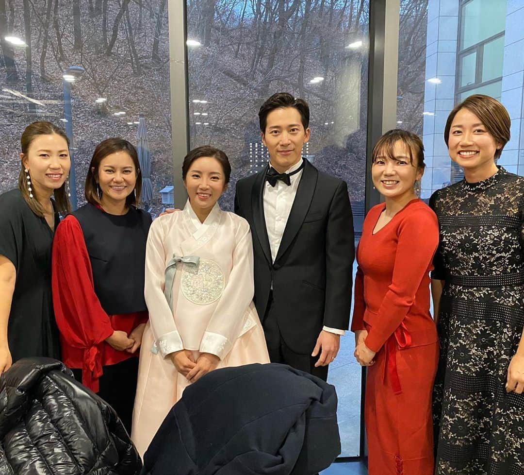 上田桃子さんのインスタグラム写真 - (上田桃子Instagram)「ボミの結婚式💒へ🇰🇷 すっごい可愛くて、旦那さんもとっても優しそうで幸せな時間でした♡  初めて韓国の結婚式を見たのですが 日本とは全然違ってまた新しい文化を見れた気がします🙌  とにかく、ボミ綺麗だったよーーー❤️おめでとう☺︎ ずっとずっと幸せにーーー❣️❣️❣️」12月30日 10時01分 - momoko3030